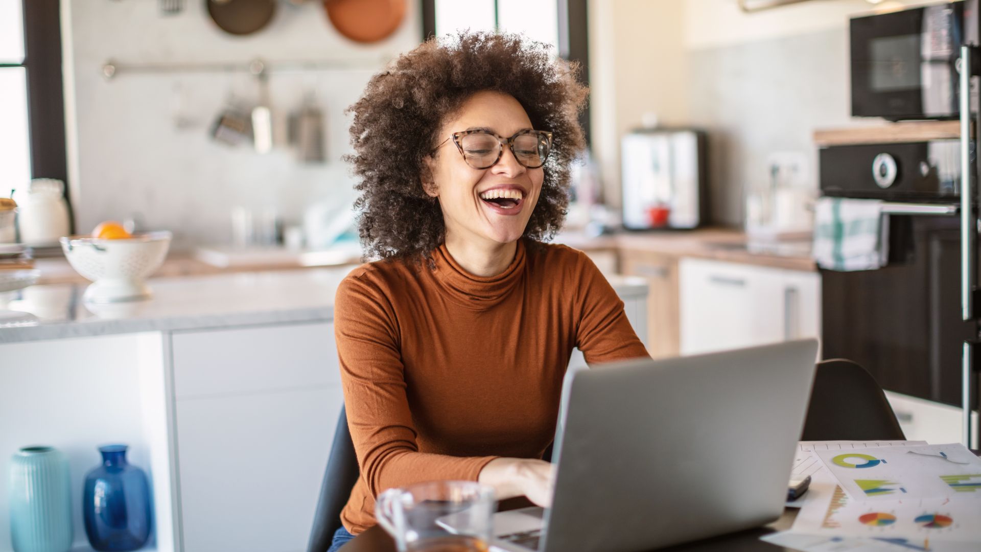 Vrouw-laptop-keuken
